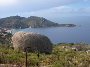 i faraglioni visti da lontano