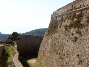 Il camminamento intorno a Forte Filippo