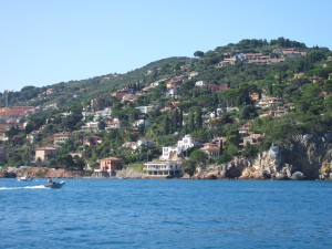 Il luogo di partenza, visto dal mare.