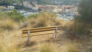 Una delle nuove panchine con Porto Ercole sullo sfondo